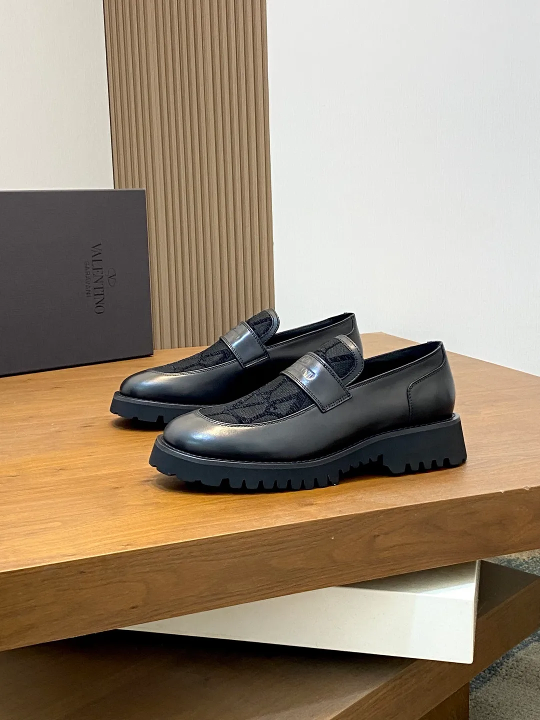 Men's shoes 💰740 VALENTINO Valentino's new men's fashionable casual leather shoes. These leather shoes are made of imported cowhide leather uppers, dyed calfskin lining and calfskin insoles. The upper foot is soft, comfortable and breathable. Comes with complete packaging in the original box! Visible details and quality. Size: 39-44 (customized at 38.45.46)